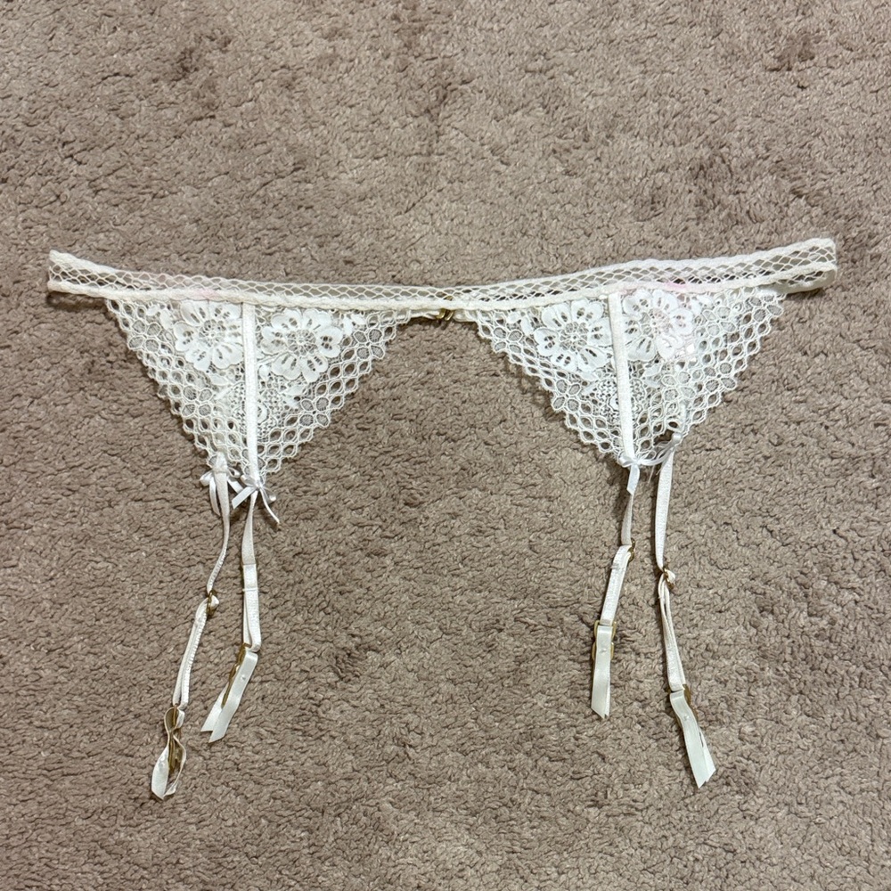Elegant Lace Garter Belt in Cream